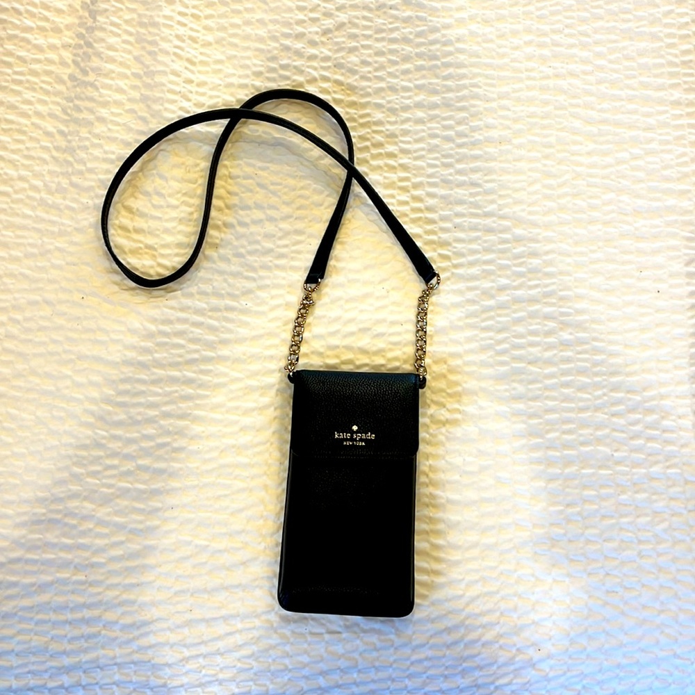 NWOT Kate Spade North South Pebbled Crossbody Bag. Fits Iphone 13
